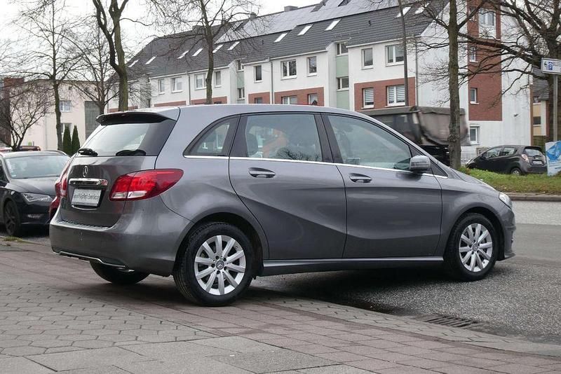 Gebraucht Mercedes B180 Sport 122 PS (89 kW) 2016 Mountaingrau Van / Kleinbus