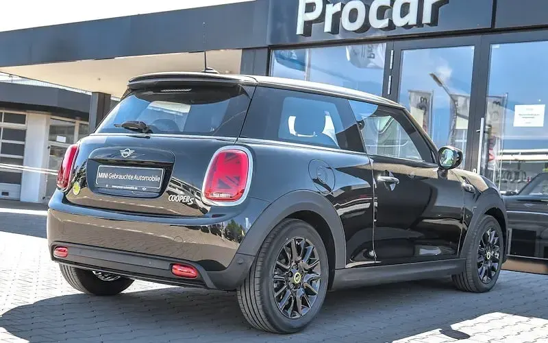 Gebraucht Mini Cooper SE Classic 135 kW (184 PS) 2023 Midnight black Kleinwagen