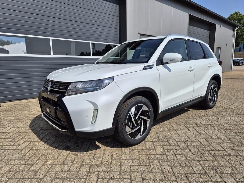 Cool white pearl metallic Neu 2025 Suzuki Vitara Comfort+ SUV | 25.470 € (Fairer Preis) - Bild 1/4