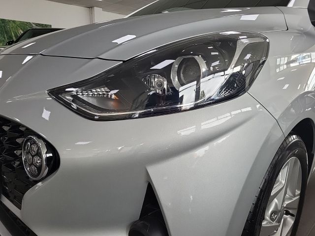Gebraucht Hyundai i10 GO! 67 PS (49 kW) 2023 Sleek silver / met Kleinwagen