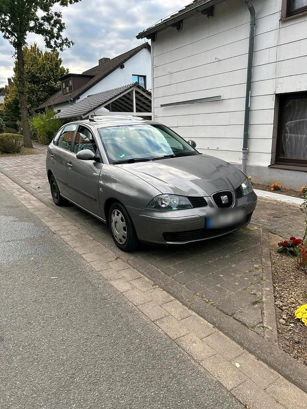 Grau Gebraucht 2002 Seat Ibiza Kleinwagen | 800 € (Fairer Preis) - Bild 1/4