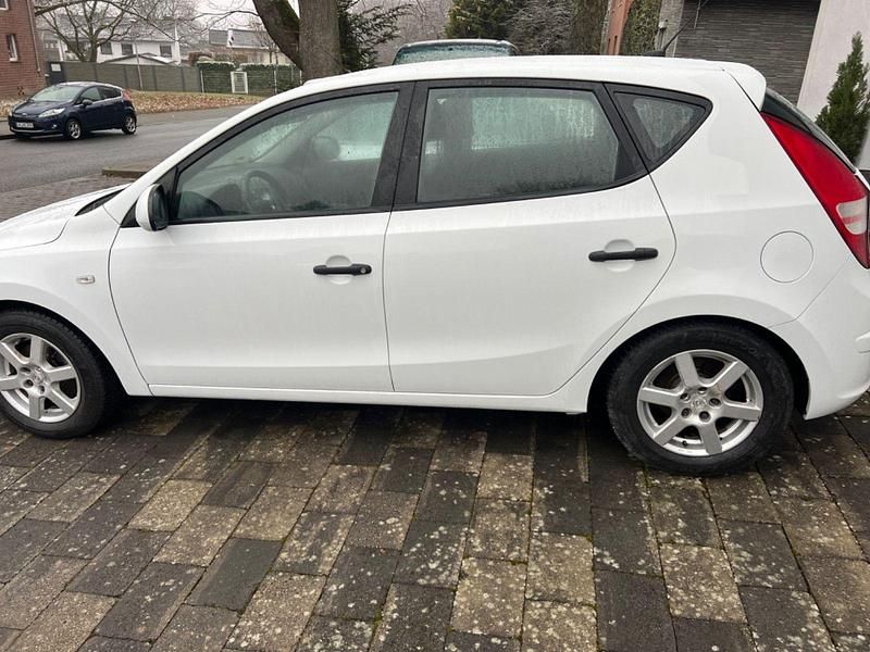 Gebraucht Hyundai i30 Comfort 109 PS (80 kW) 2009 Weiß Kleinwagen