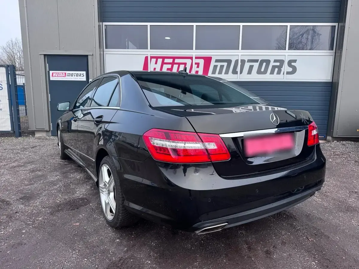 Używany Mercedes E500 408 KM (300 kW) 2012 Czarny Sedan/Limuzyna