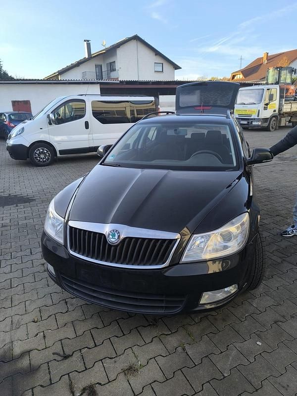 Schwarz Gebraucht 2012 Skoda Octavia Kombi | 2.800 € (Superpreis) - Bild 1/4