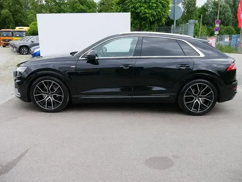 Gebraucht Audi Q8 S-Line 286 PS (210 kW) 2022 Mythosschwarz metallic SUV