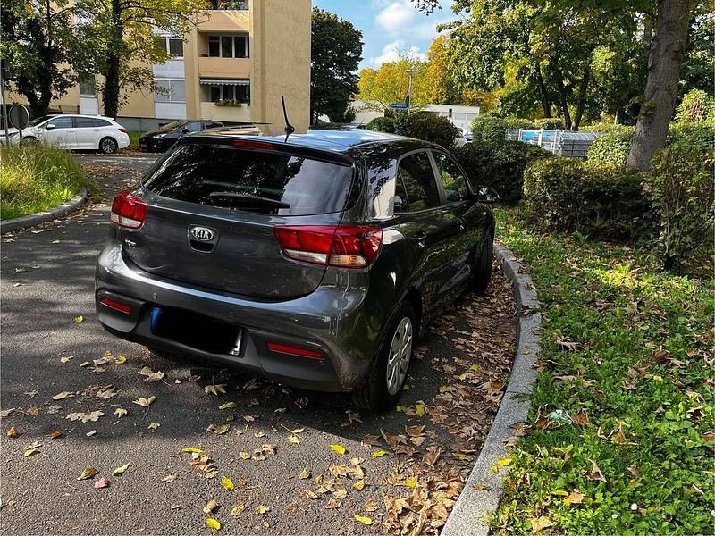 Gebraucht Kia Rio Edition 7 84 PS (61 kW) 2017 Grau Kleinwagen