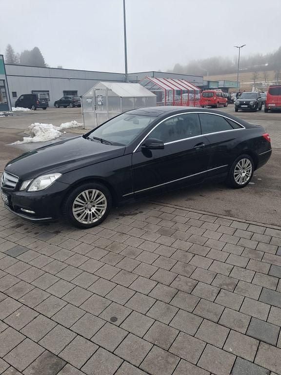 Gebraucht Mercedes E220 170 PS (125 kW) 2012 Schwarz Coupé