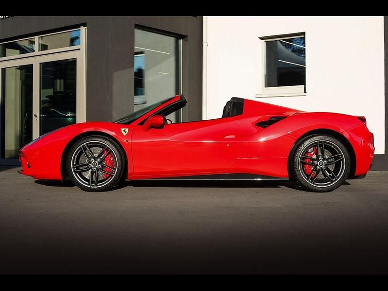 Second-hand Ferrari 488 670 CP (492 kW) 2017 Roșu Cabrio