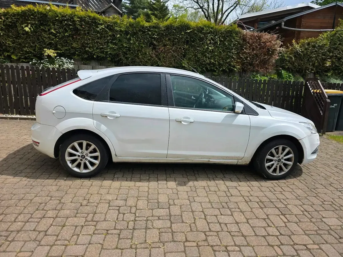 Używany Ford Focus 125 KM (91 kW) 2010 Biały Sedan/Limuzyna