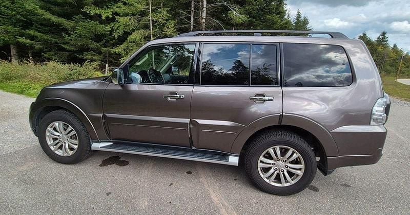 Grau Gebraucht 2017 Mitsubishi Pajero SUV | 31.000 € (Teuer) - Bild 1/4