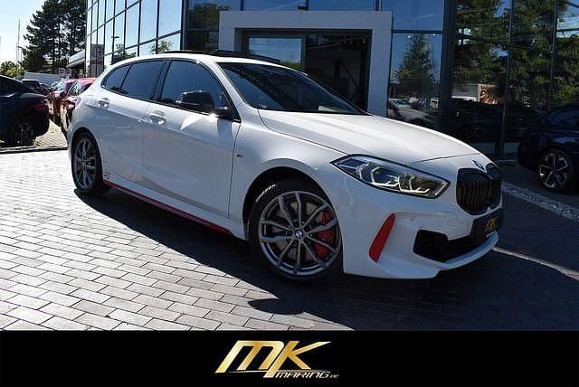 Alpinweiss iii Gebraucht 2023 BMW 128 M Sport Limousine | 29.989 € (Guter Preis) - Bild 1/4