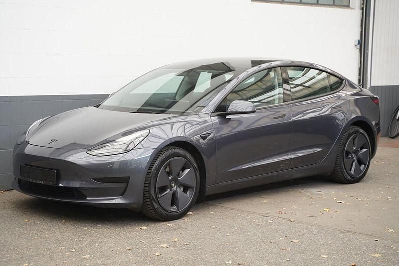Grau Gebraucht 2022 Tesla Model 3 Standard Range Limousine | 25.850 € (Guter Preis) - Bild 1/4