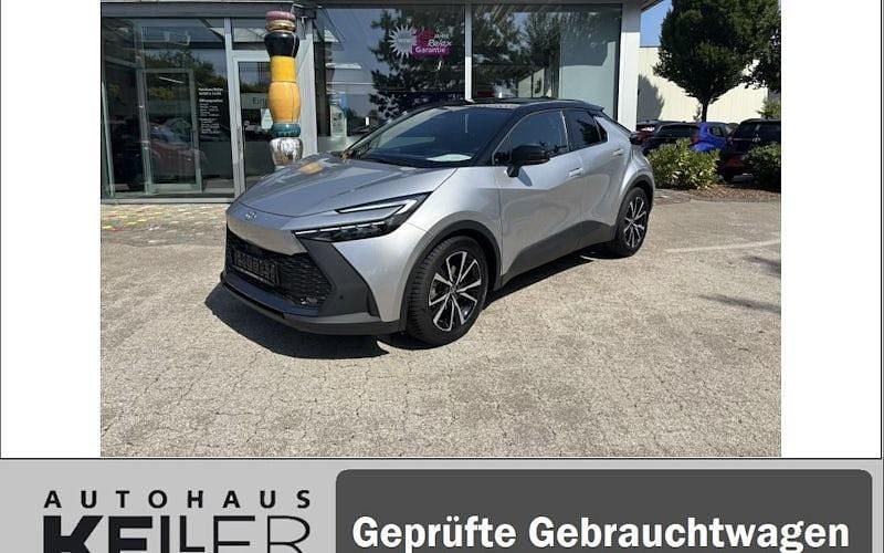 Shimmering silver metallic / dach schwarz Gebraucht 2023 Toyota C-HR Team SUV | 28.960 € (Fairer Preis) - Bild 1/4