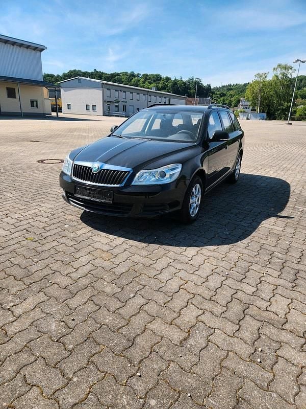 Schwarz Gebraucht 2012 Skoda Octavia Kombi | 5.700 € (Guter Preis) - Bild 1/4