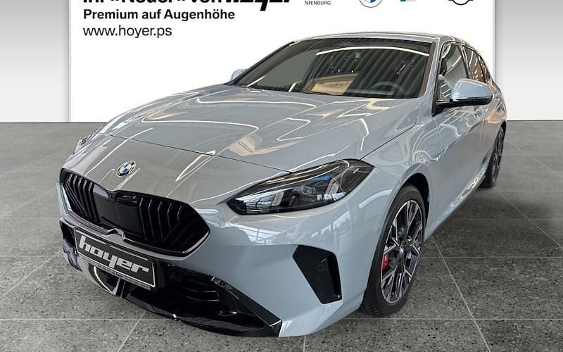 Grau Neu 2025 BMW 120 Shadowline Kleinwagen | 42.990 € (Etwas zu teuer) - Bild 1/4