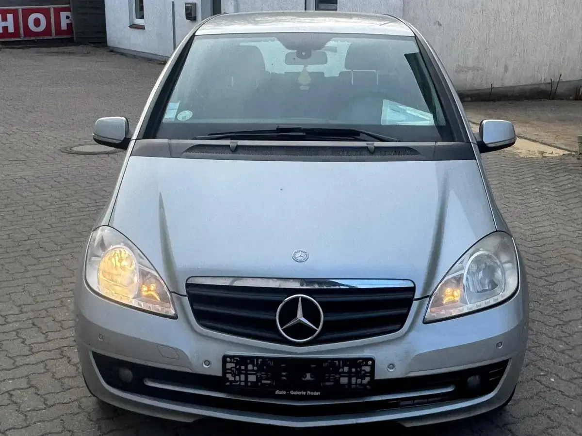 Gebraucht Mercedes A180 109 PS (80 kW) 2011 Silber Kleinwagen