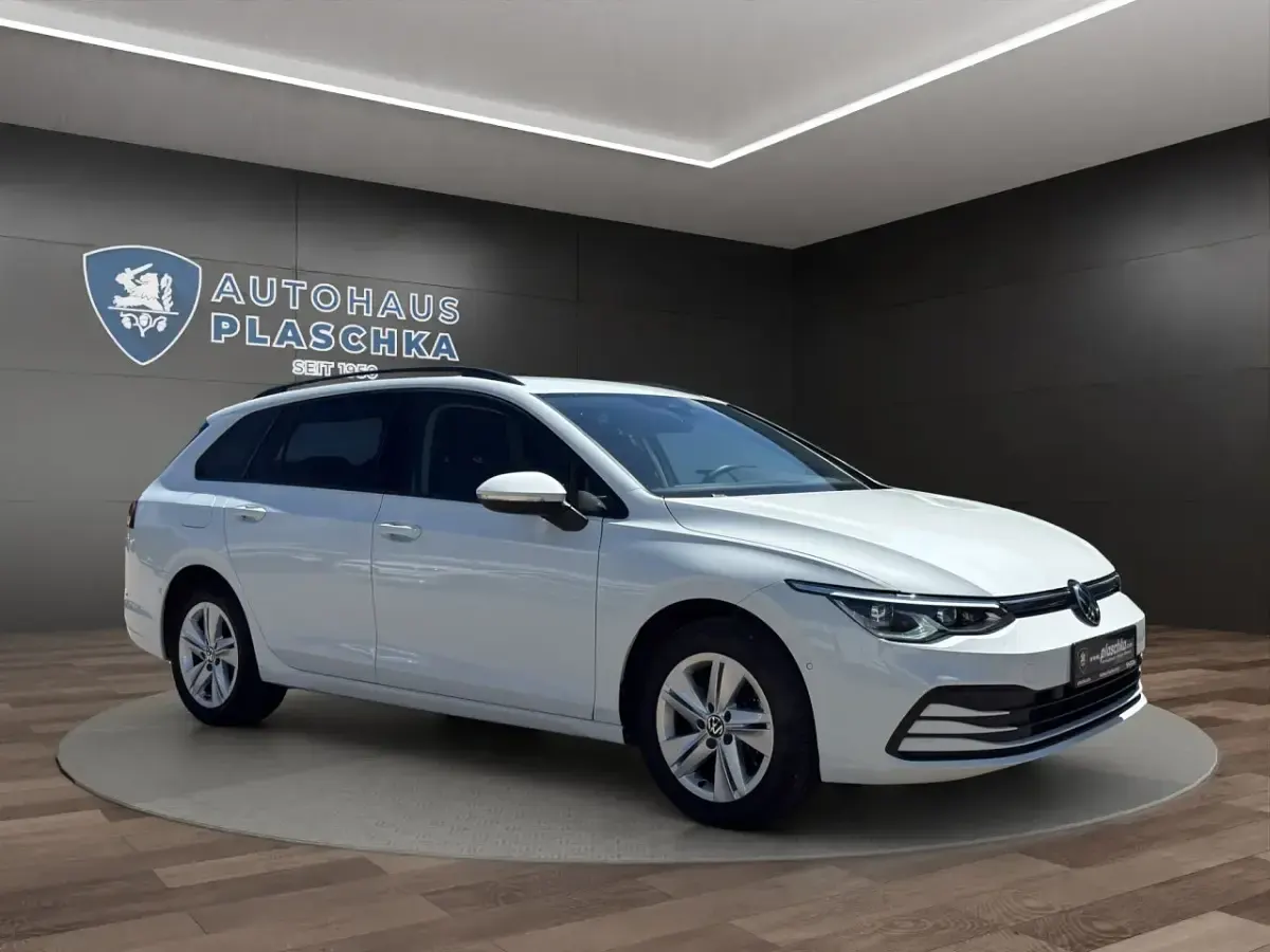Gebraucht VW Golf VIII Life 150 PS (110 kW) 2022 Pure white (weiß) Kombi