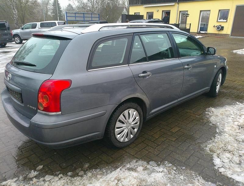 Gebraucht Toyota Avensis Sol 129 PS (94 kW) 2005 Grau Kombi