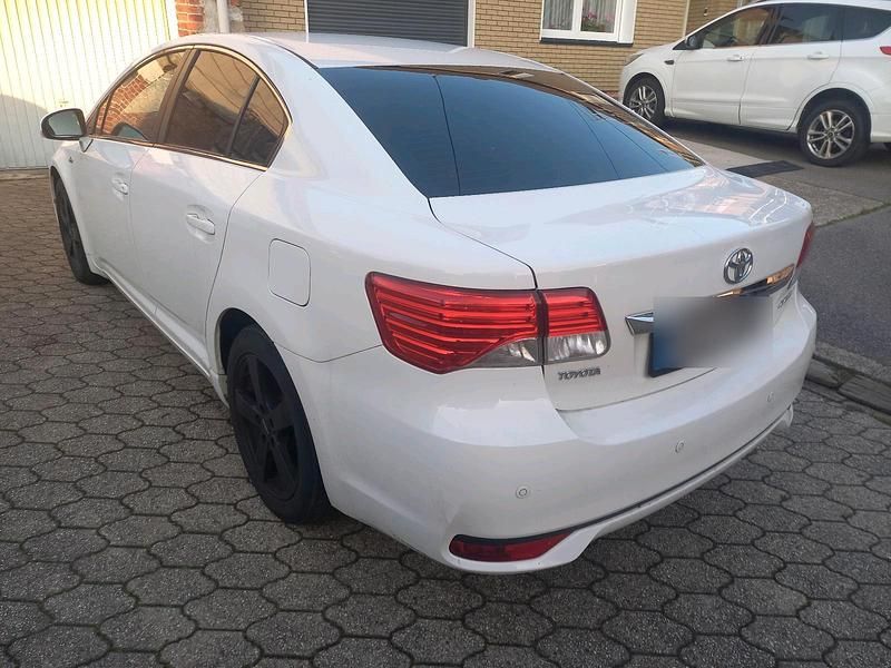 Gebraucht Toyota Avensis 170 PS (125 kW) 2012 Weiß Limousine