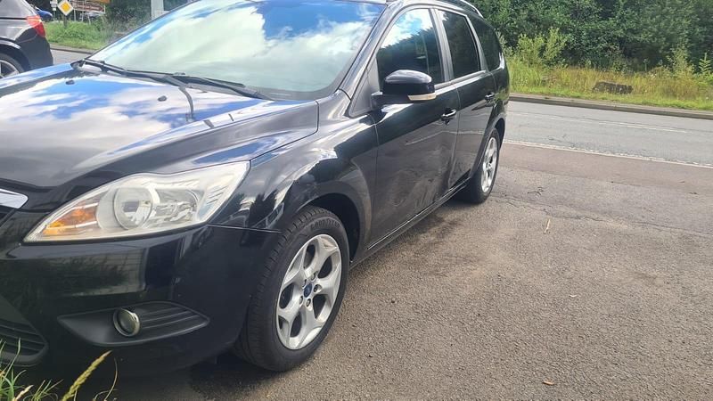 Schwarz Gebraucht 2010 Ford Focus Kombi | 2.499 € (Fairer Preis) - Bild 1/4