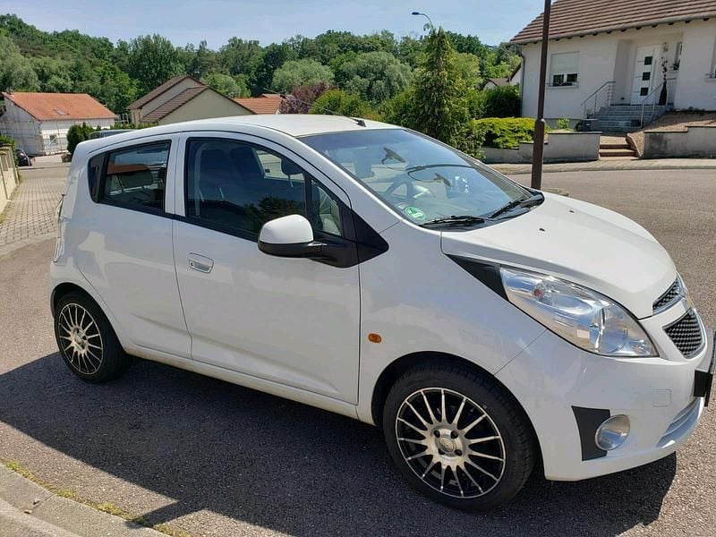 Weiß Gebraucht 2011 Chevrolet Spark Kleinwagen | 2.400 € - Bild 1/4