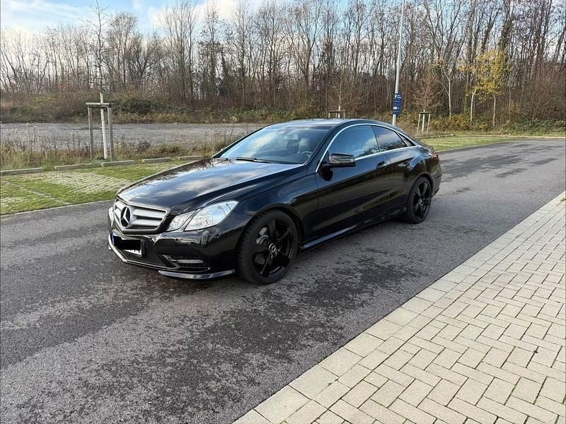 Schwarz Gebraucht 2013 Mercedes E200 AMG Coupé | 15.999 € (Fairer Preis) - Bild 1/3