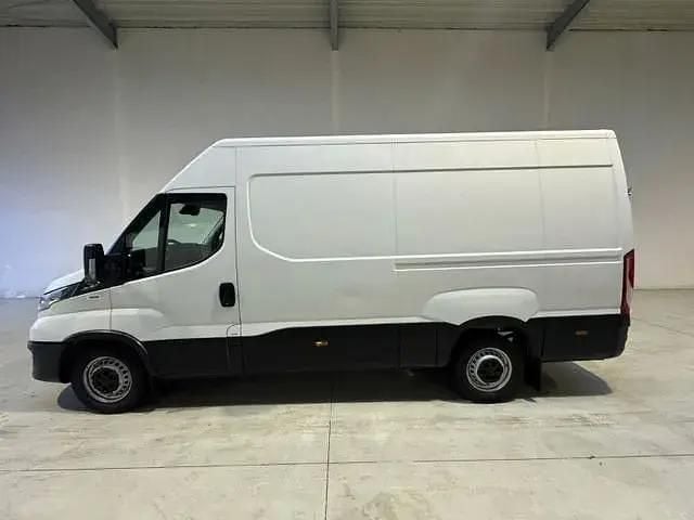 Second-hand Iveco Daily 156 CP (114 kW) 2021 Alb Van