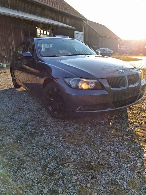 Gebraucht BMW 318 143 PS (105 kW) 2007 Grau Limousine