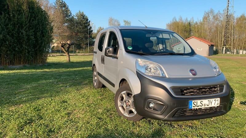 Silber Gebraucht 2017 Fiat Fiorino Van / Kleinbus | 6.990 € - Bild 1/4