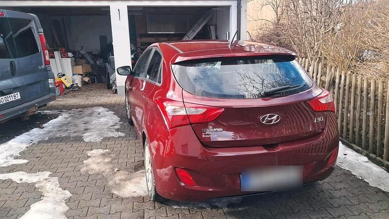 Gebraucht Hyundai i30 110 PS (80 kW) 2015 Rot Kombi