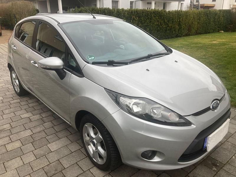 Gebraucht Ford Fiesta Trend 82 PS (60 kW) 2009 Silber Kleinwagen