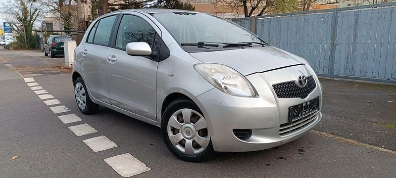 Silber Gebraucht 2006 Toyota Yaris Limousine | 1.600 € (Guter Preis) - Bild 1/4