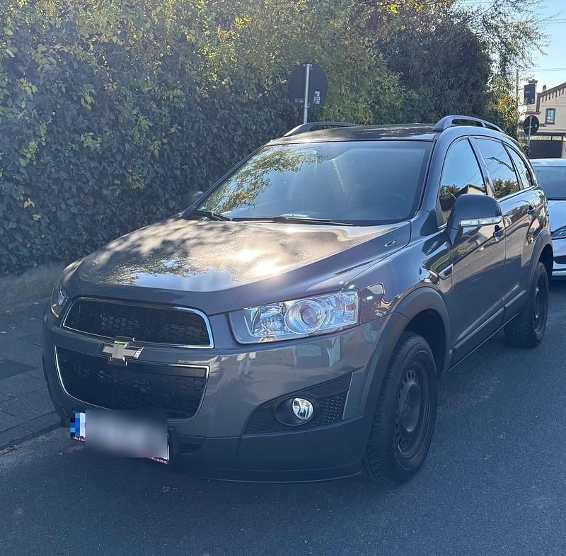 Grau Gebraucht 2011 Chevrolet Captiva SUV | 6.700 € (Fairer Preis) - Bild 1/4
