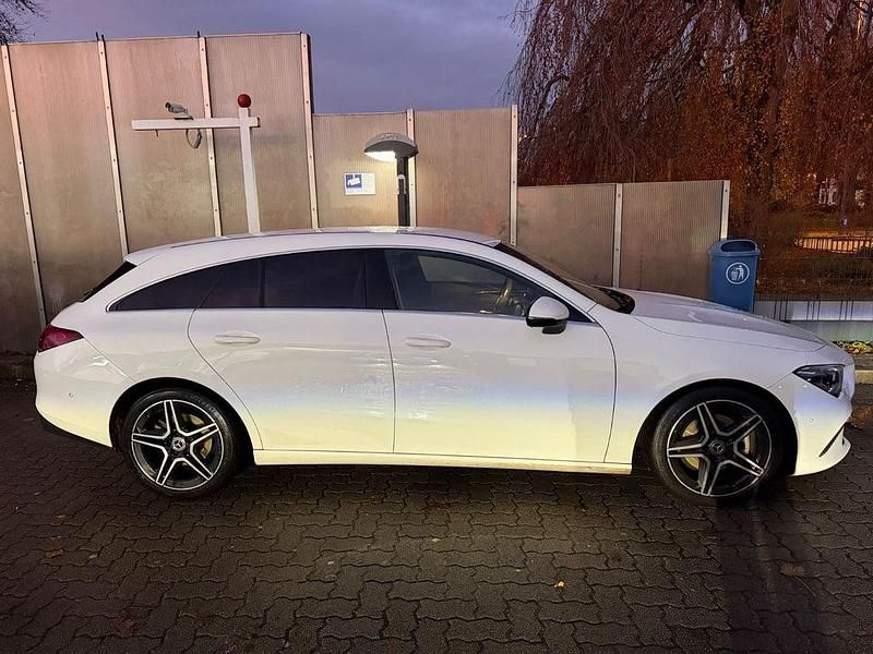 Weiß Gebraucht 2019 Mercedes CLA200 Shooting Brake Kombi | 19.900 € (Guter Preis) - Bild 1/4