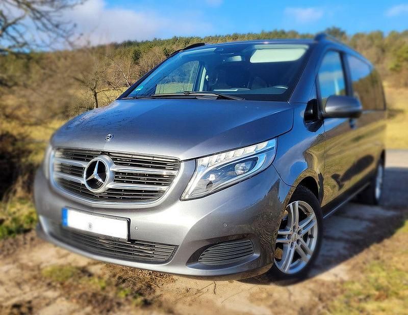 Grau Gebraucht 2018 Mercedes V220 Edition Van / Kleinbus | 29.900 € (Superpreis) - Bild 1/4