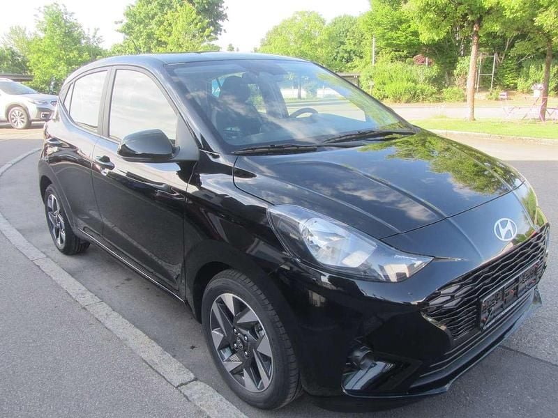 Gebraucht Hyundai i10 Trend 79 PS (58 kW) 2024 Phantom black / met Kleinwagen