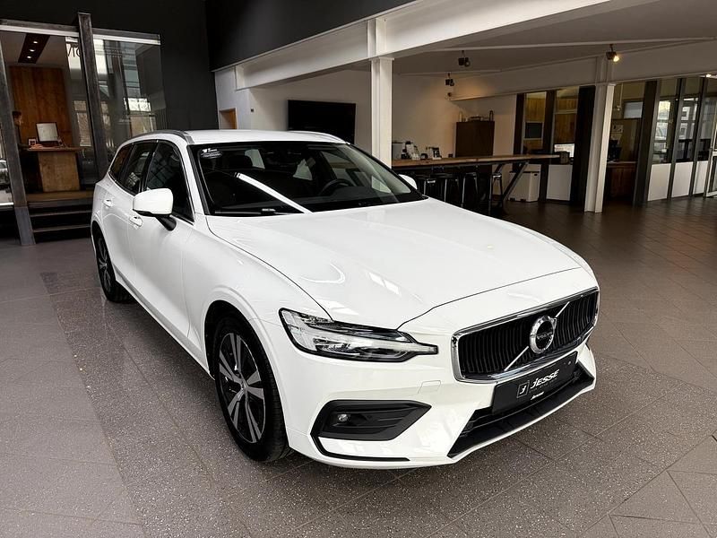 Gebraucht Volvo V60 Momentum 197 PS (144 kW) 2020 Weiß Kombi