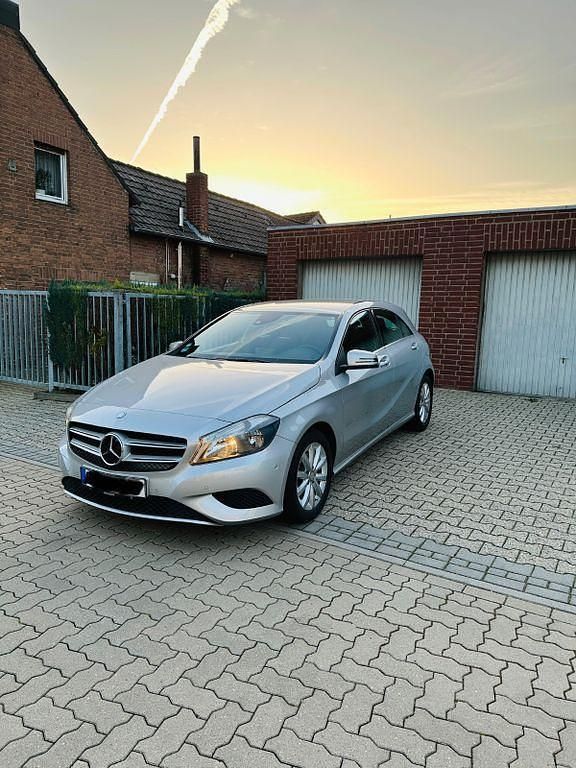 Gebraucht Mercedes A180 122 PS (89 kW) 2013 Silber Limousine