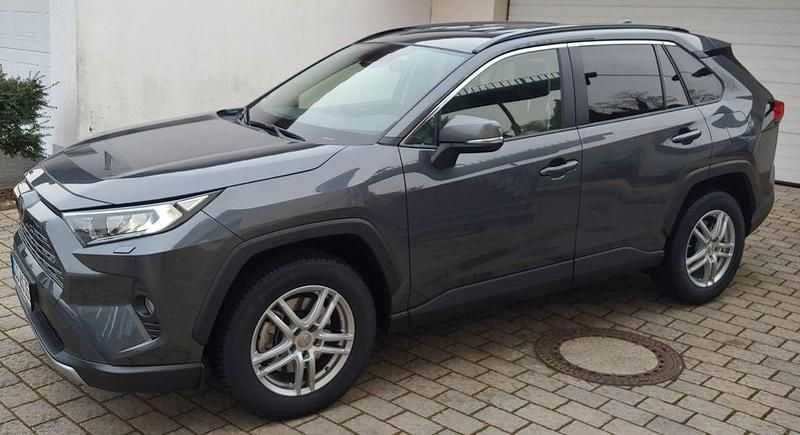 Grau Gebraucht 2019 Toyota RAV4 Club SUV | 18.500 € (Superpreis) - Bild 1/4