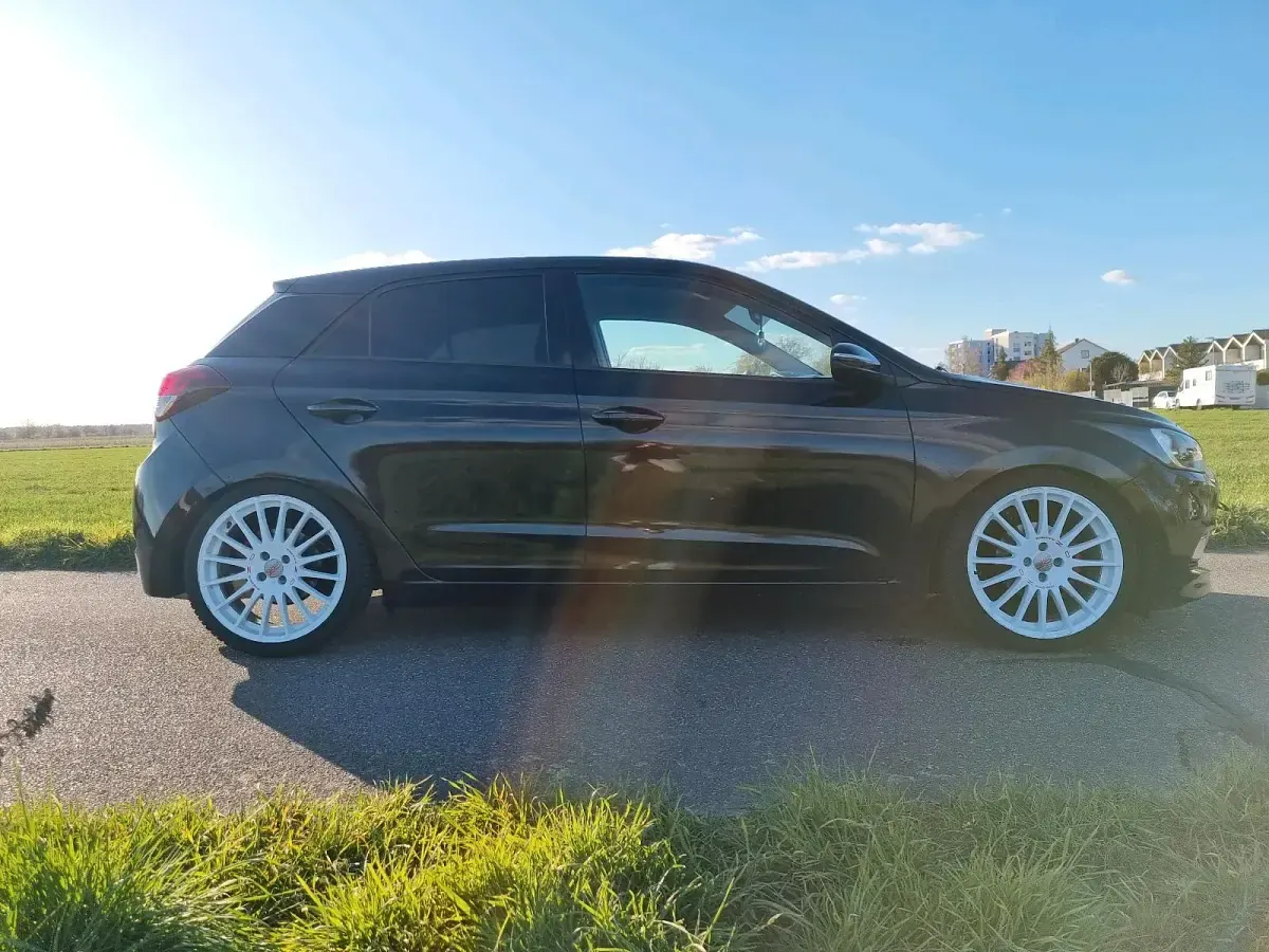 Gebraucht Hyundai i20 80 PS (58 kW) 2018 Schwarz Kleinwagen