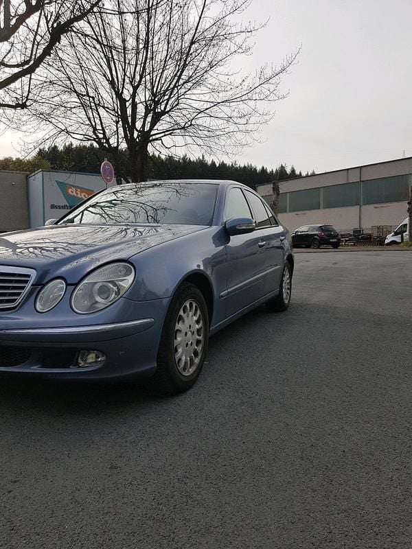 Second-hand Mercedes E220 150 CP (110 kW) 2004 Albastru Berlinǎ