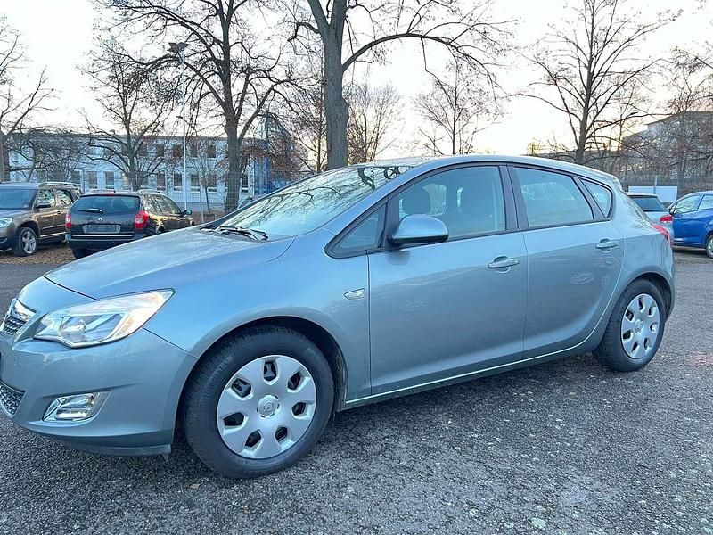Gebraucht Opel Astra Edition 120 PS (88 kW) 2012 Silbersee/perl silber (m2) Kleinwagen