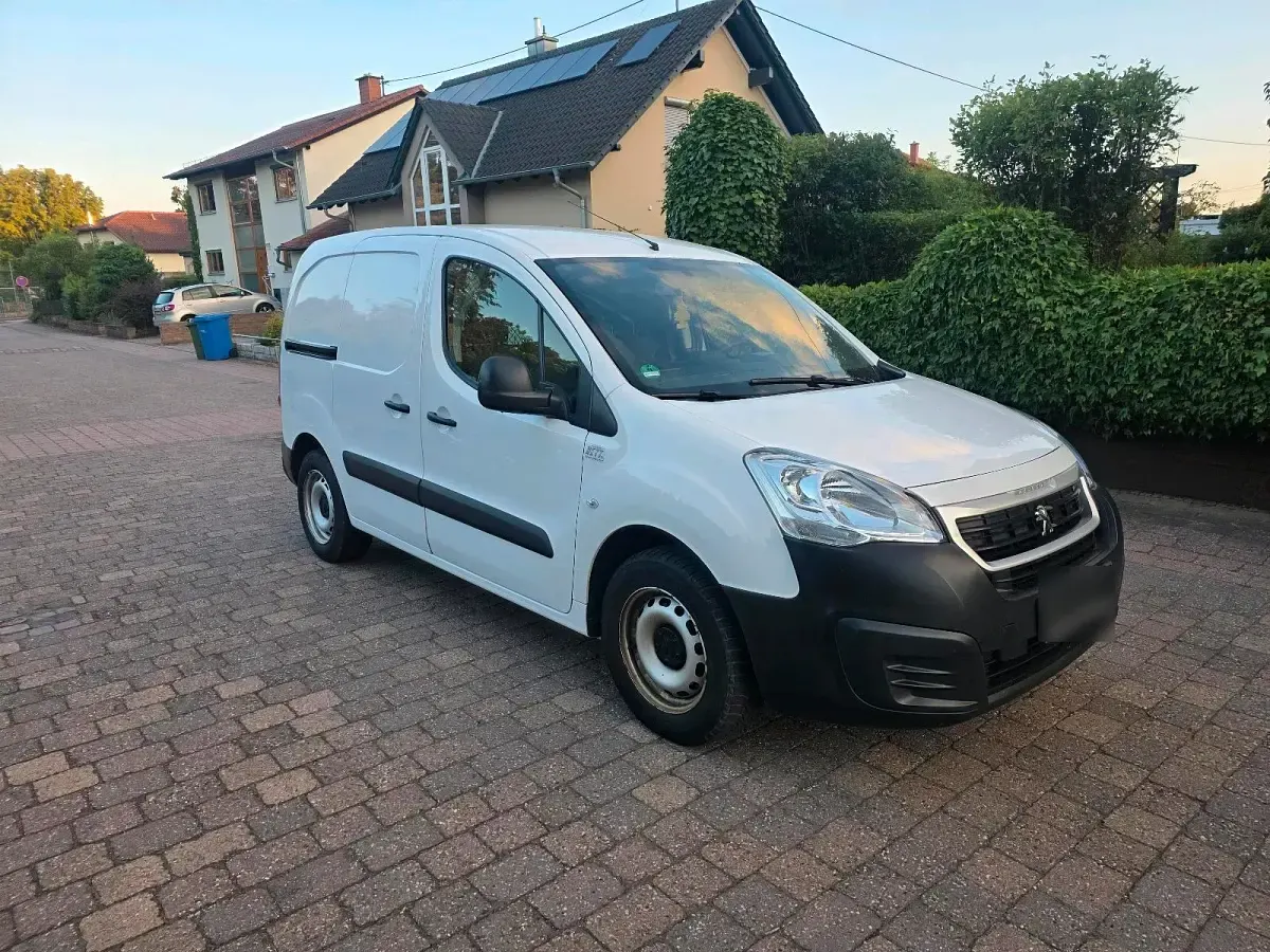Gebraucht Peugeot Partner 99 PS (72 kW) 2018 Weiß Van / Kleinbus