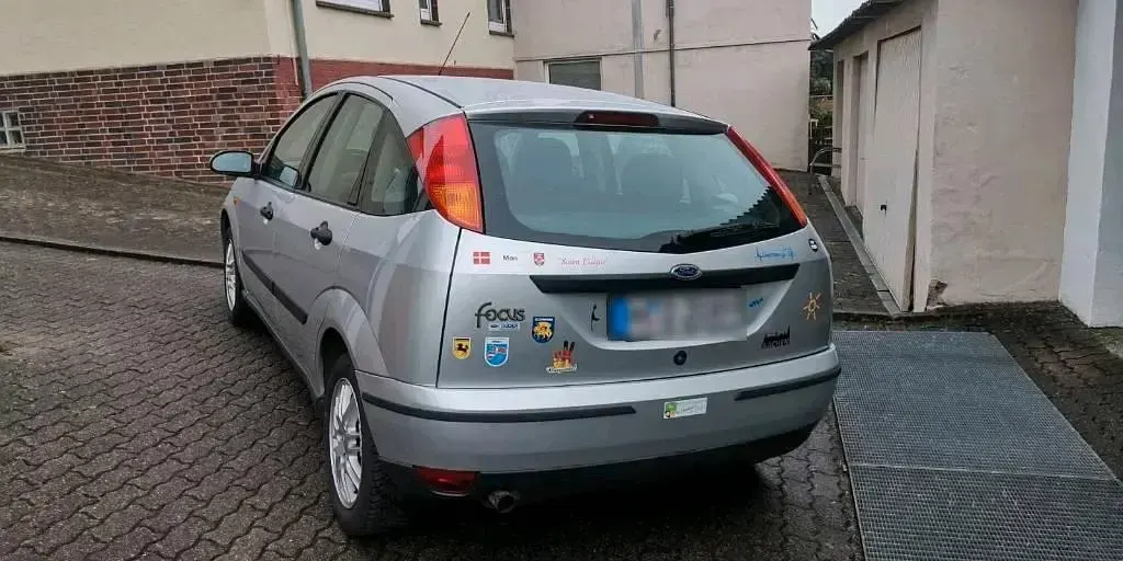 Gebraucht Ford Focus 101 PS (74 kW) 1999 Silber Limousine