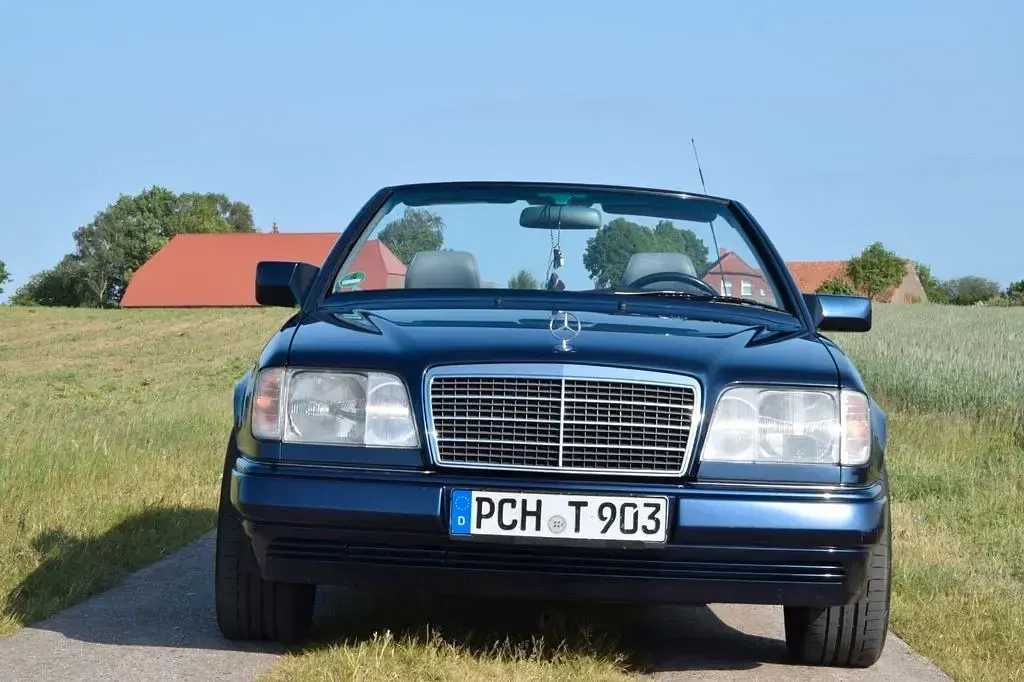 Gebraucht Mercedes E220 150 PS (110 kW) 1995 Blau Cabrio