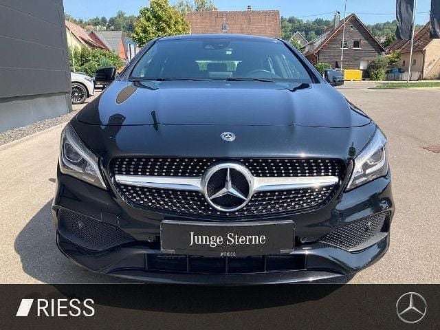 Metalliclack kosmosschwarz Gebraucht 2019 Mercedes CLA220 Shooting Brake Business Kombi | 20.700 € (Fairer Preis) - Bild 1/4