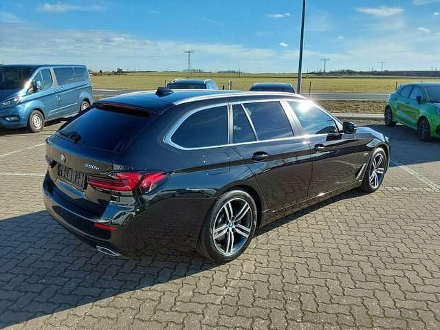 Gebraucht BMW 530e 184 PS (135 kW) 2022 Black sapphire metallic (metallic) Kombi