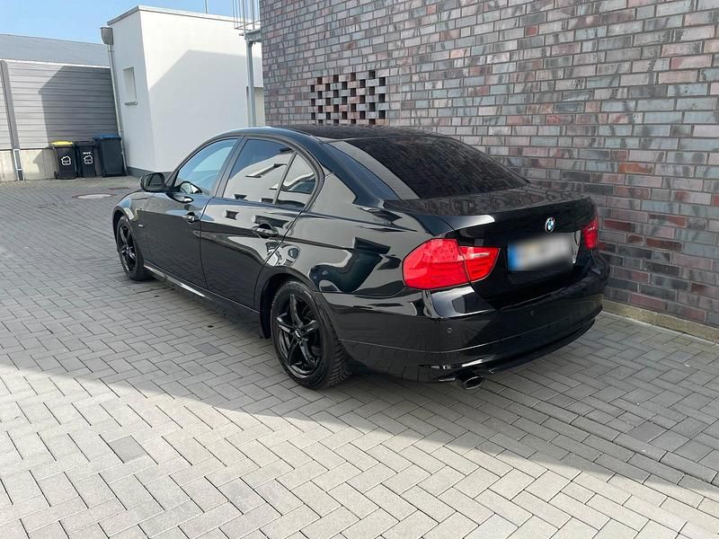Gebraucht BMW 316 116 PS (85 kW) 2011 Schwarz Limousine