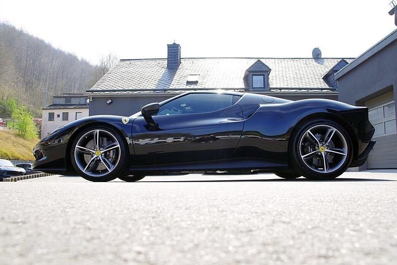 Gebraucht Ferrari 296 829 PS (609 kW) 2024 Nero ds Coupé