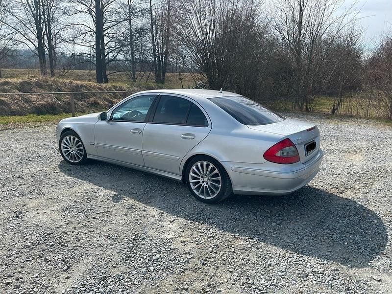 Silber Gebraucht 2006 Mercedes E280 Avantgarde Limousine | 4.000 € (Superpreis) - Bild 1/4